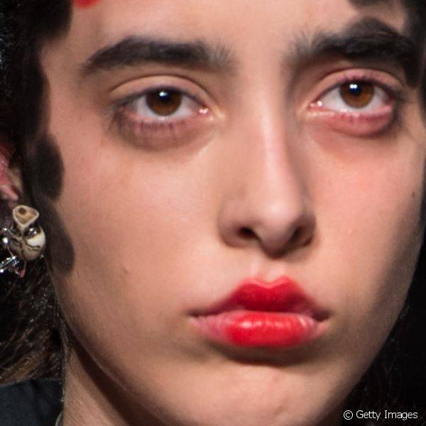 Vivienne Westwood optou por aplicar o batom vermelho apenas no centro dos lábios das modelos